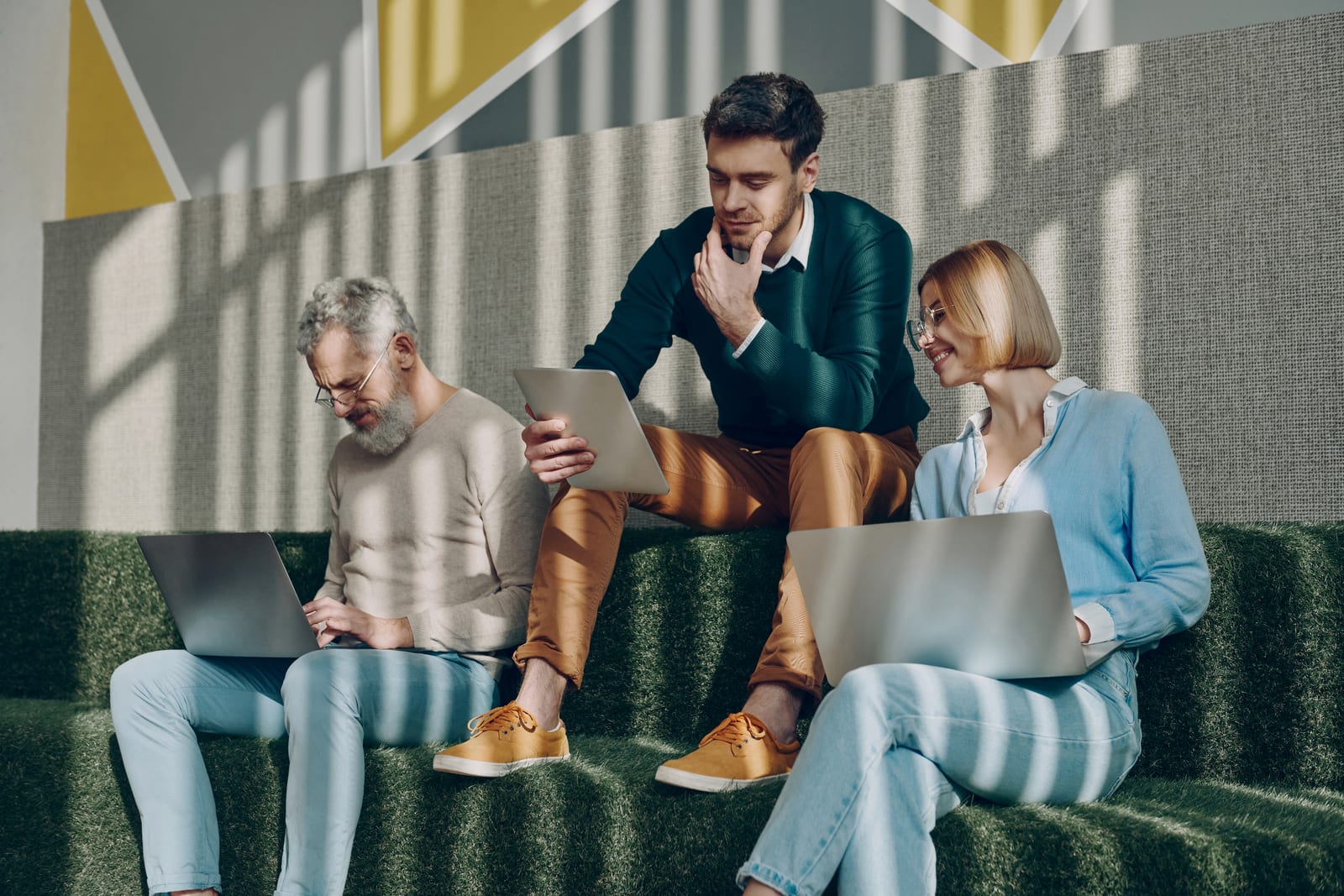 Echipă folosind tehnologia